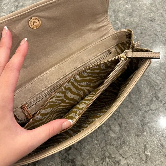 GUESS CLUTCH - Picture 3 of 7